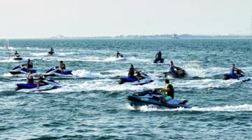 جيت سكي في جميرا يرفع مستوى الترفيه البحري ويجذب عشاق الرياضات المائية